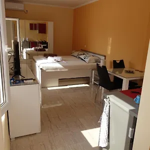 Apartament Leon, Nin